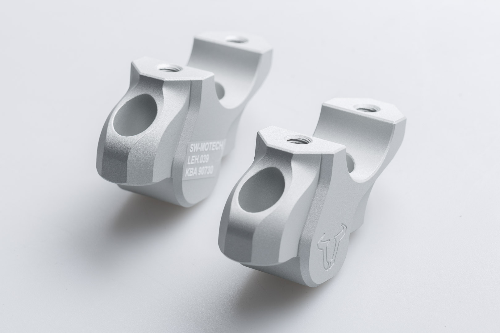 Spatele barei SW-Motech - H=32 mm. Spate 20 mm. Argintiu. Modele BMW. Figura 1