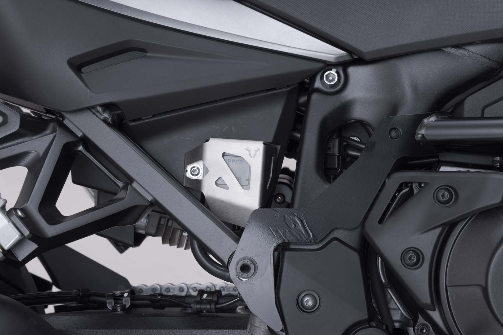 Protecția rezervorului de lichid de frână SW-Motech - Argintiu. Suzuki DL1000, Honda CRF1000L/1100L. Figura 1