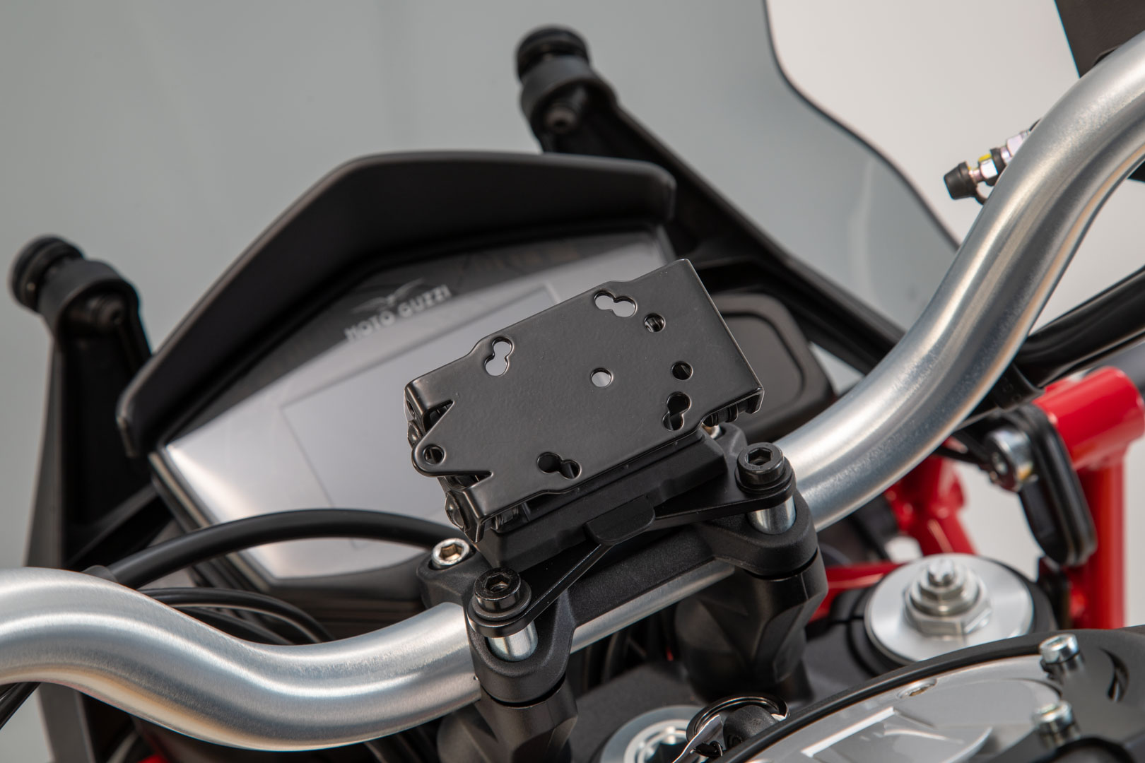 SW-Motech GPS-fäste för styre - Svart. Moto Guzzi V85 TT (19-23). Figur 3