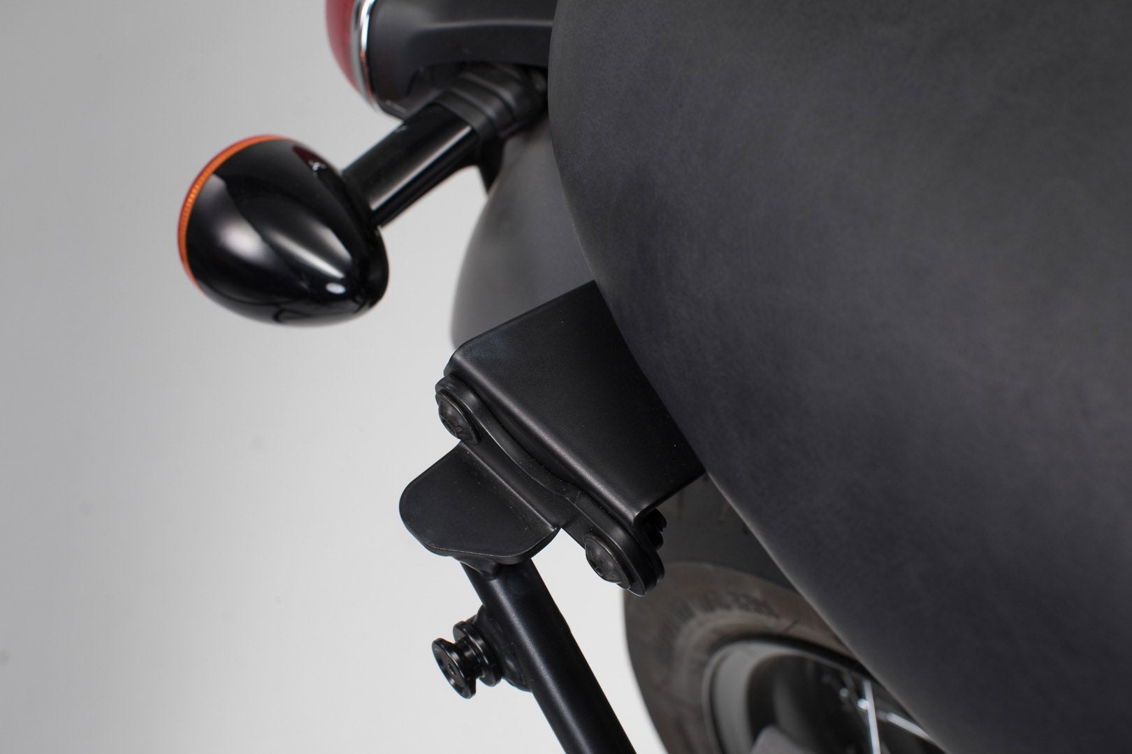 Adaptor SW-Motech pentru SLC + V-LOC suport lateral stânga - Pentru Bonneville T100/120 (15-) fără șină de prindere la trecere. Figura 1