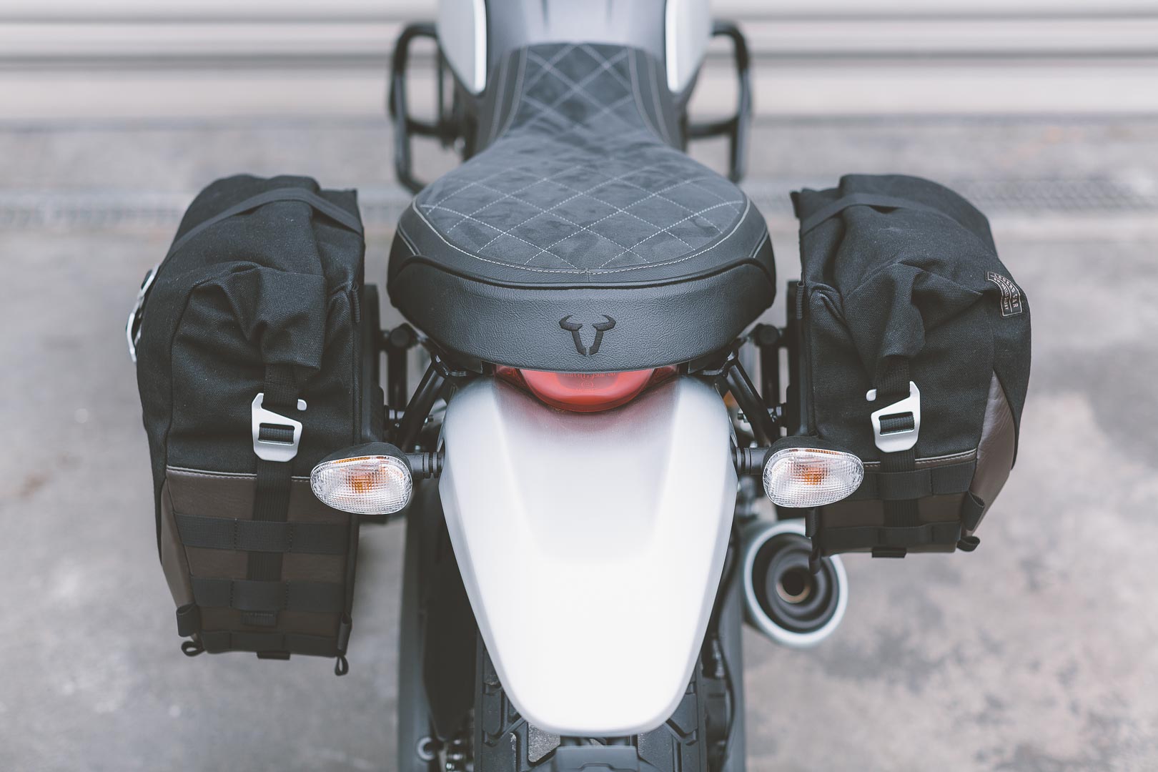 SW-Motech Legend Gear Side bag model LC - Ducati Scrambler (14-). Figura 5
