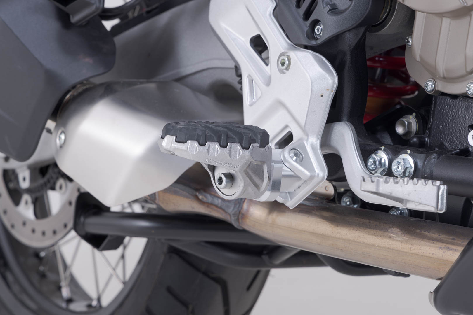 SW-Motech EVO oslonac za noge - srebrno/crno. MV Agusta Enduro Veloce (24-). Slika 3