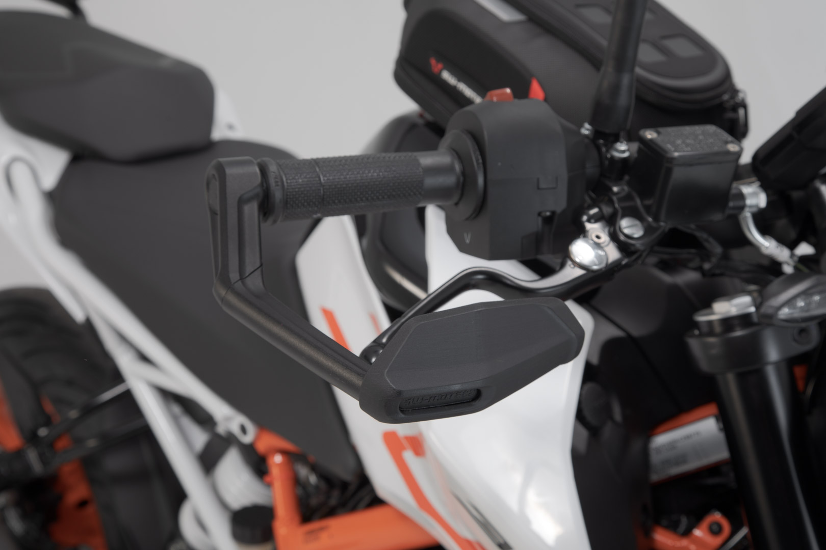 Protecții SW-Motech cu protecție împotriva vântului - Negru. 390 Duke, Monster 937, MT-03, Tuono 1100. Figura 4