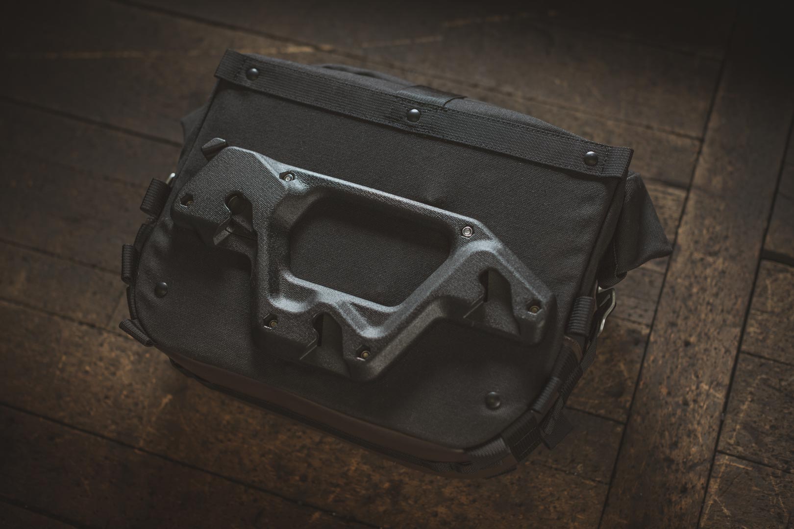 SW-Motech Legend Gear Side bag model LC - Ducati Scrambler (14-). Figura 2