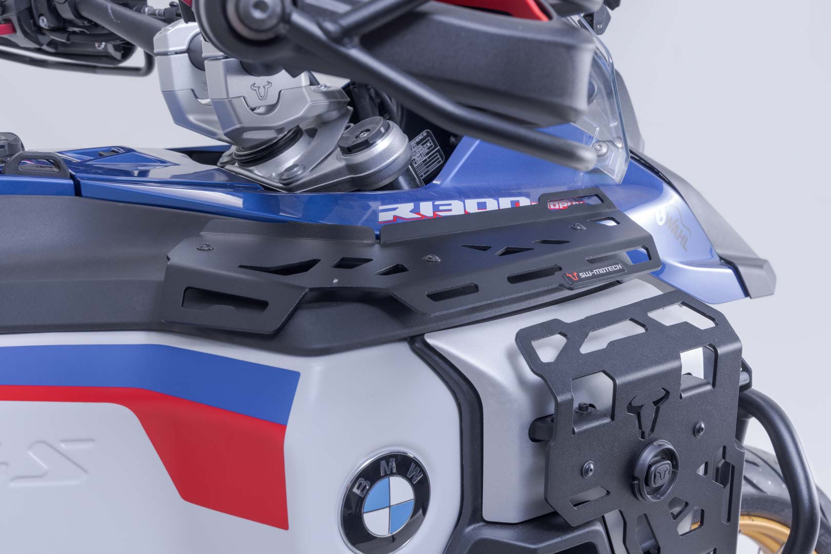 Raftul rezervorului SW-Motech - Negru. Trofeul BMW R 1300 GS Adventure (23-). Figura 3