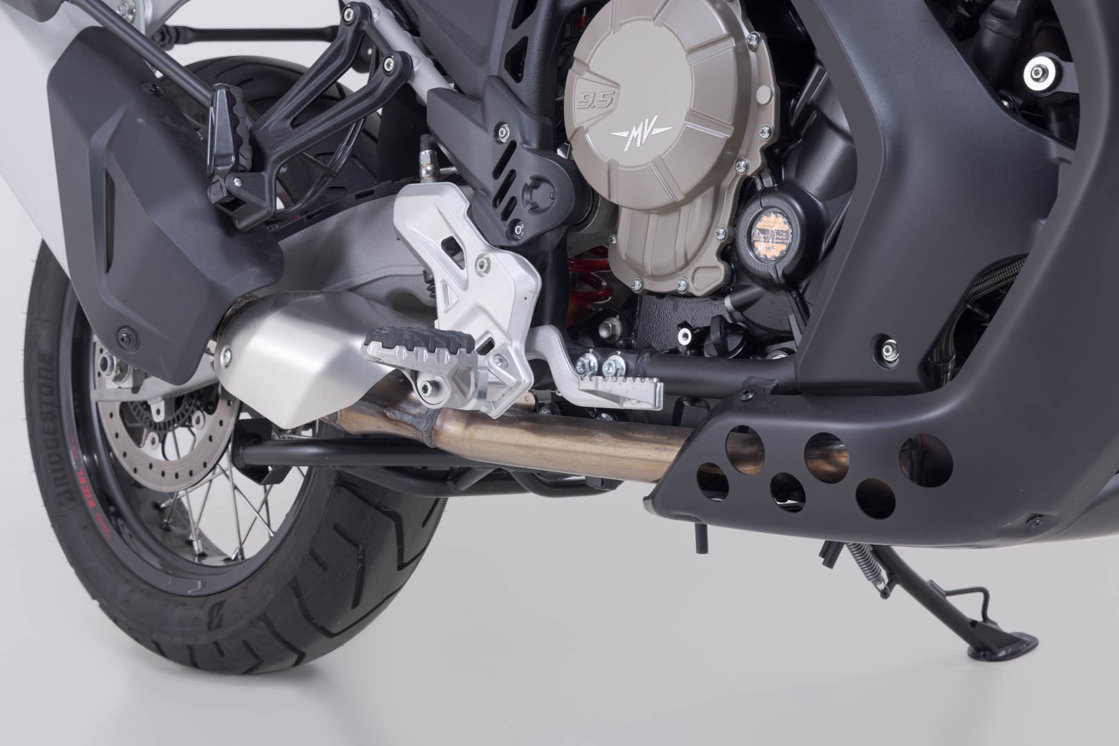 SW-Motech EVO oslonac za noge - srebrno/crno. MV Agusta Enduro Veloce (24-). Slika 4