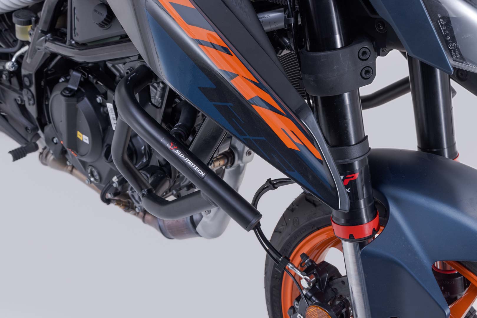 SW-Motech Crash bar - Negru. 125/390 Duke (23-), Svartpil/Vitpil 401. Figura 5