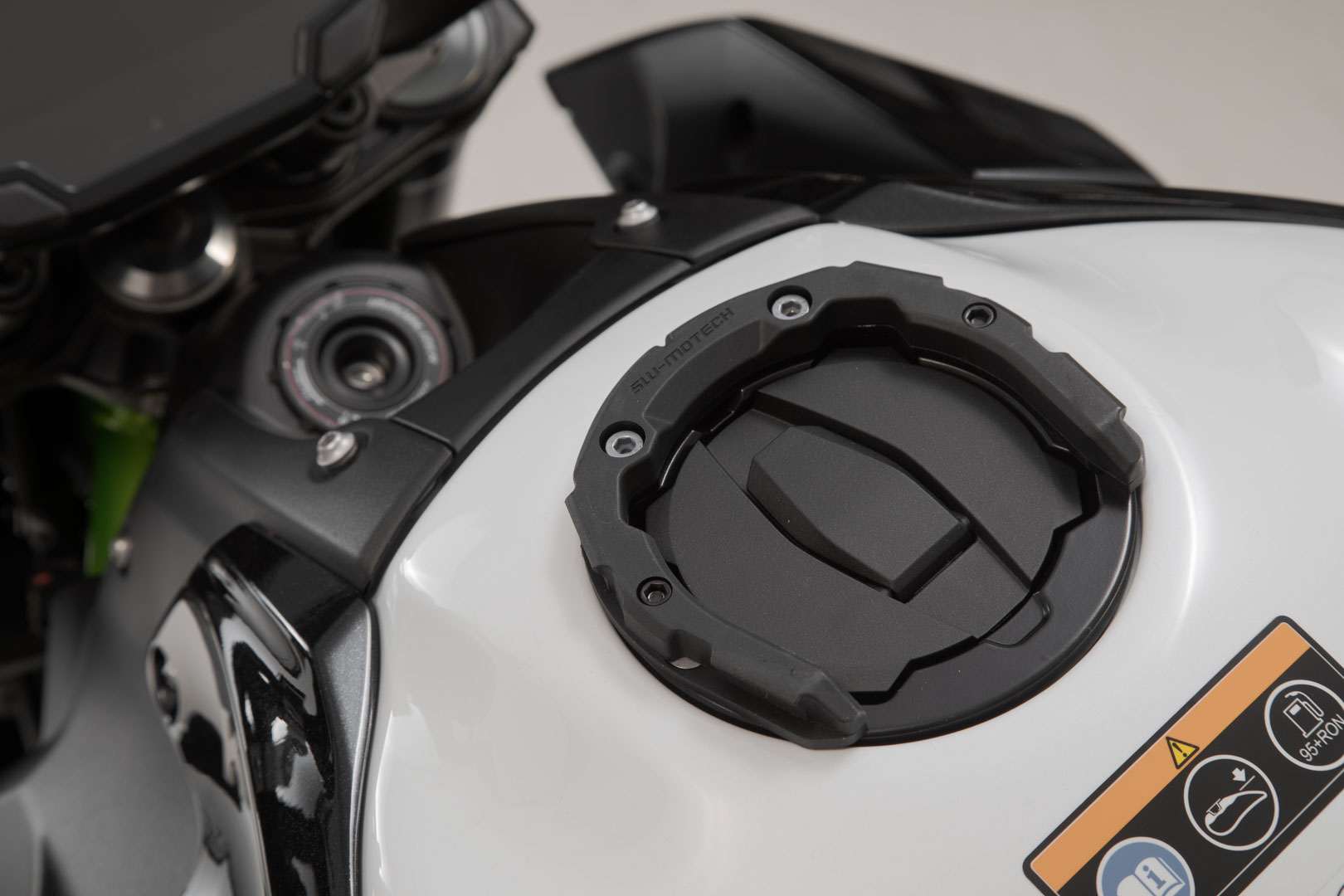 Inelul pentru rezervor SW-Motech PRO - Negru. Modele Kawasaki (16-). Figura 2