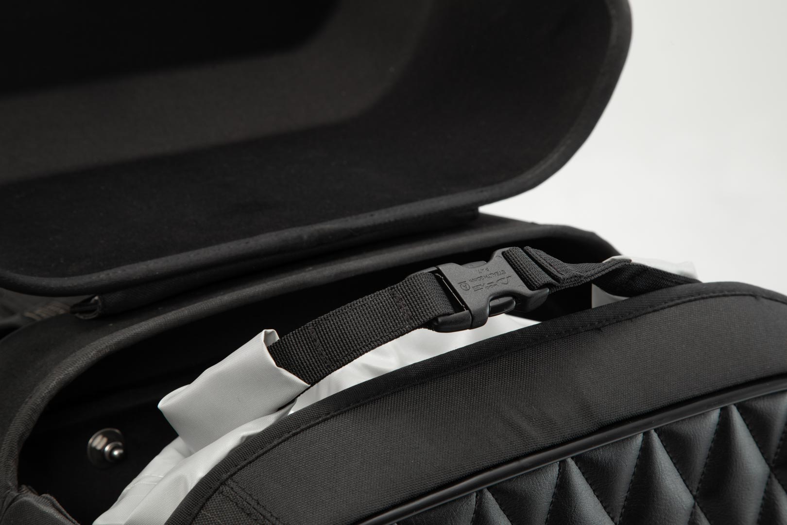 SW-Motech Legend Gear side bag LH1 - 19.5 l. 600D Polyester/Leatherette. For SLH right. Figure 5