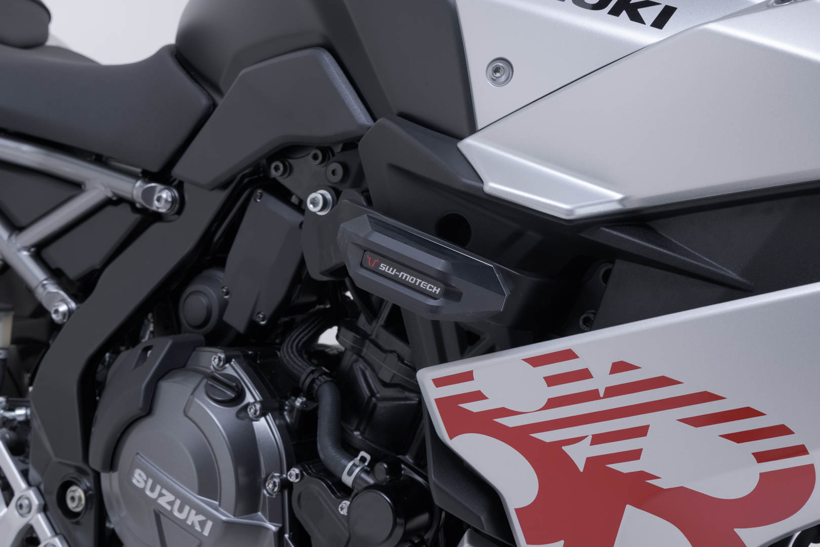 SW-Motech Frame 滑块套件 - 黑色。铃木 GSX-8R （22-）. 图1