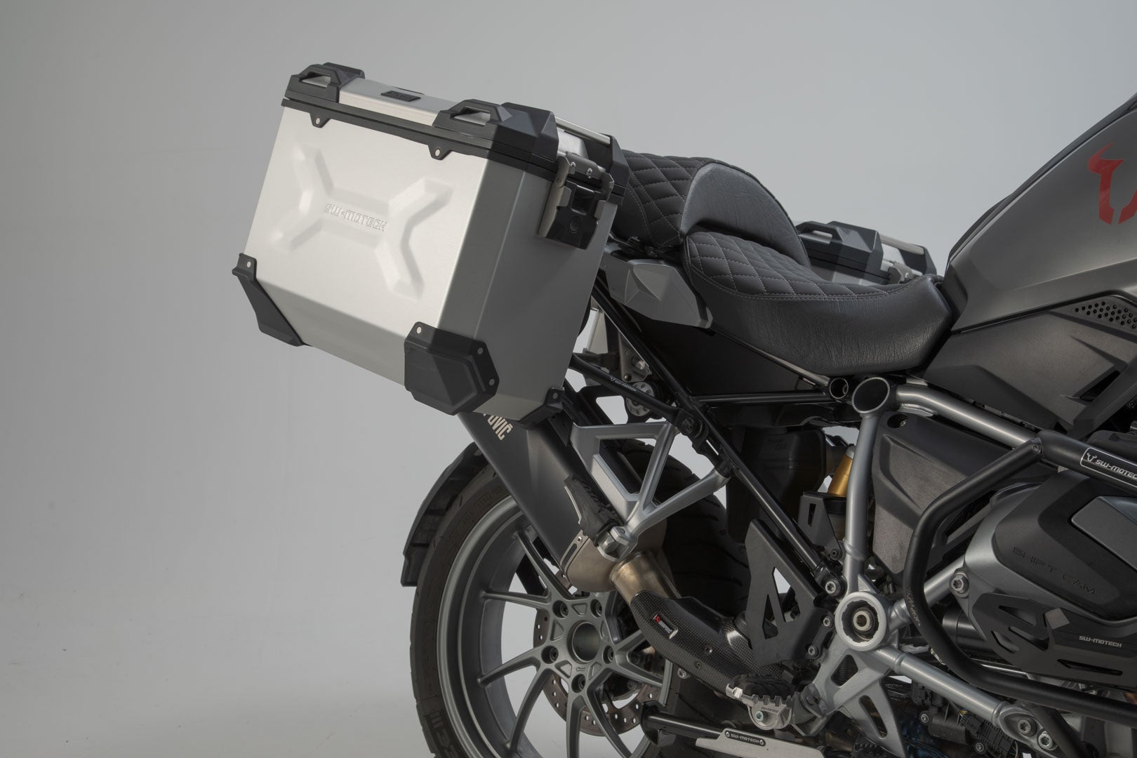 SW-Motech TRAX ADV aluminum case system + Akrapovic - Silver. 45/37 l. BMW R 1250 GS/Adv/Rallye (18-). Figure 3