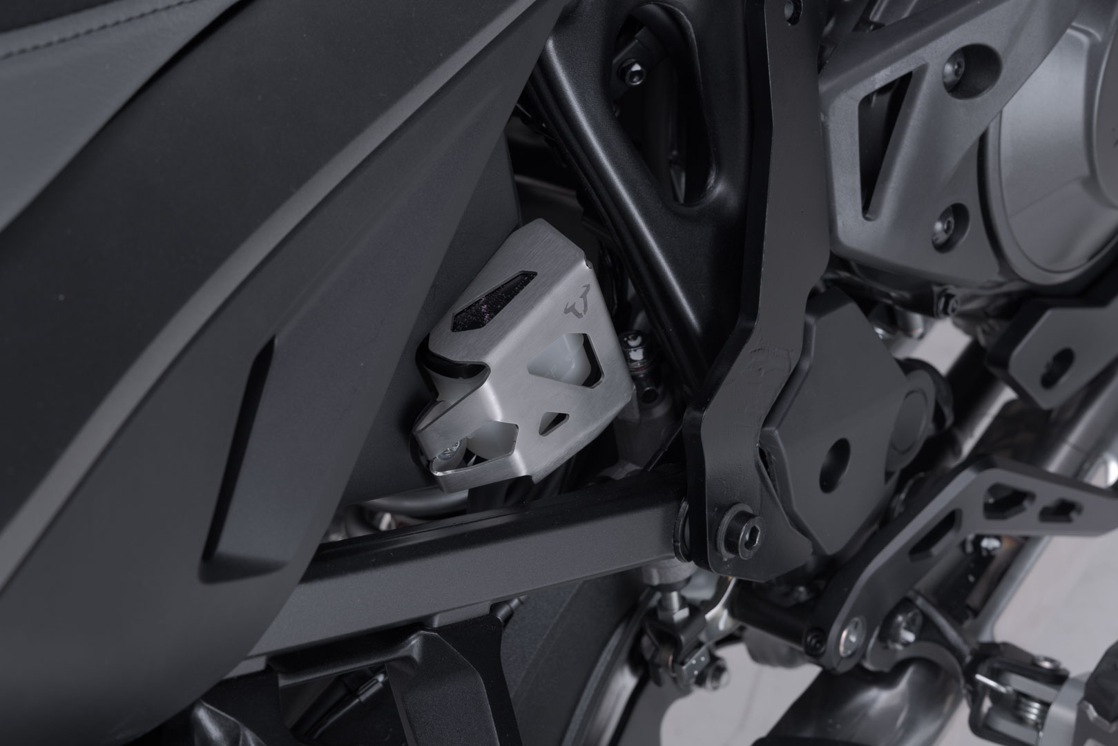 Protecția rezervorului de lichid de frână SW-Motech - Argintiu. Suzuki DL1000, Honda CRF1000L/1100L. Figura 4