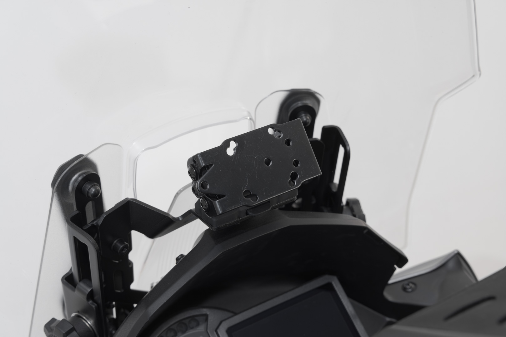 SW-Motech GPS-fäste för sittbrunn - Svart. Kawasaki Versys 1000 (18-) / 1100 (24-). Figur 1