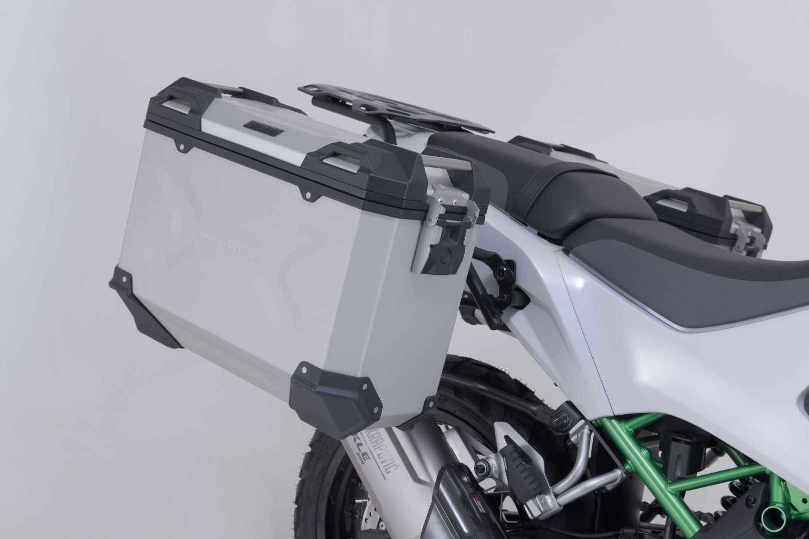 SW-Motech TRAX ADV Alukoffer-System + Akrapovic - Silbern. 45/37 l. Kawasaki KLE500/KLE500 SE (26-). Abbildung 3