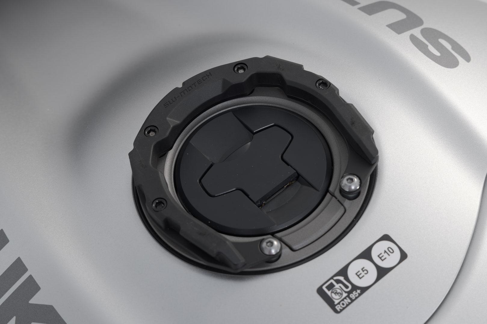 SW-Motech PRO tankring - Svart. Suzuki GSX 1300 R Hayabusa (20-). Figur 2