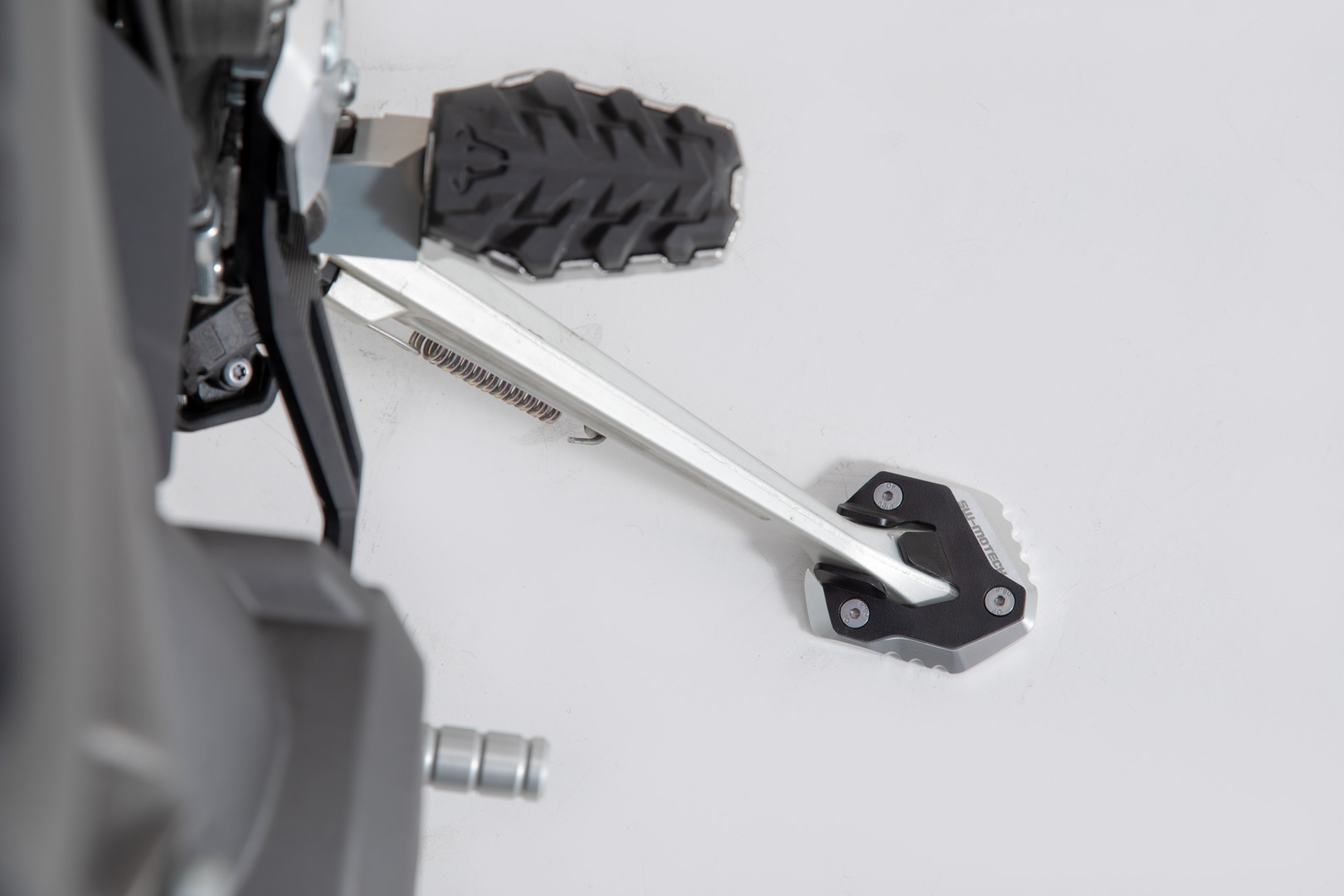 Extensie SW-Motech pentru piciorul lateral - Negru/argintiu. Triumph Tiger 800 XC / XR (17-). Figura 1