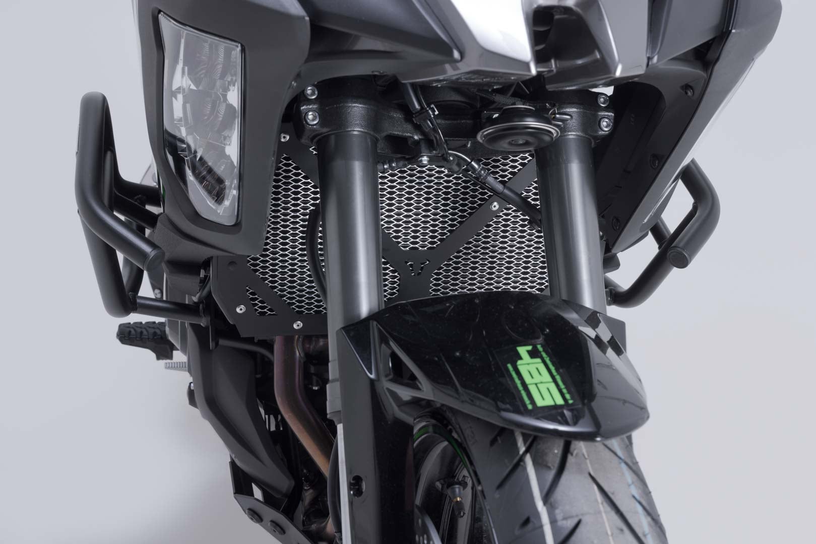 SW-Motech Kühlerschutz - Schwarz/Silbern. Versys 1000 (18-) / 1100 (24-). Abbildung 1