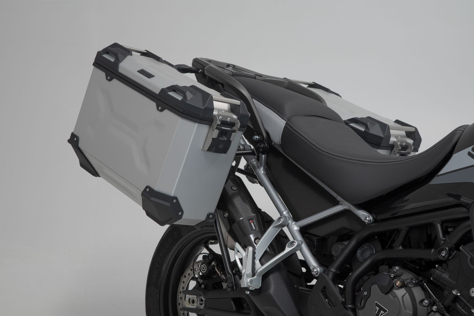 SW-Motech TRAX ADV aluminum case system + Akrapovic - Silver. 45/37 l. Triumph Tiger 900 (19-23). Figure 3
