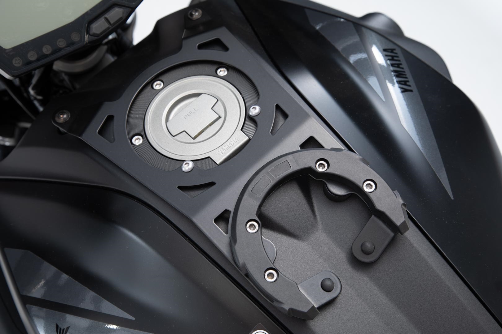 Inelul pentru rezervor SW-Motech EVO - Negru. Yamaha MT-07 (18-20). Figura 1