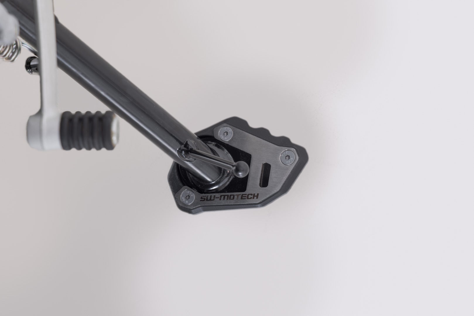 Extensão SW-Motech para pé lateral - Preto/Prata. Velocidade / Embaralhador / Rastreador 400. Figura 1