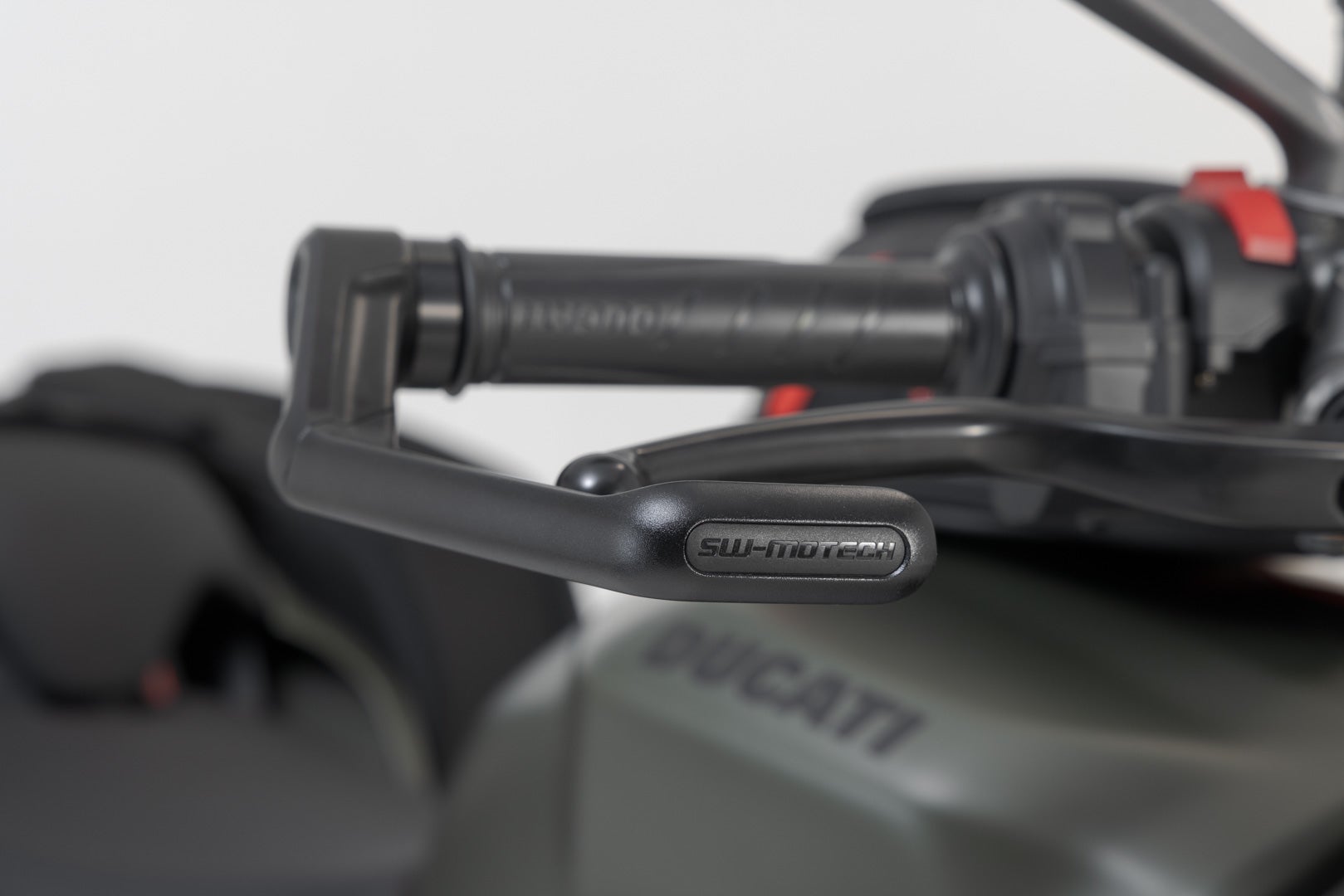 SW-Motech Hebelschützer - Schwarz. Aprilia-, Ducati-, Triumph-Modelle. Abbildung 4