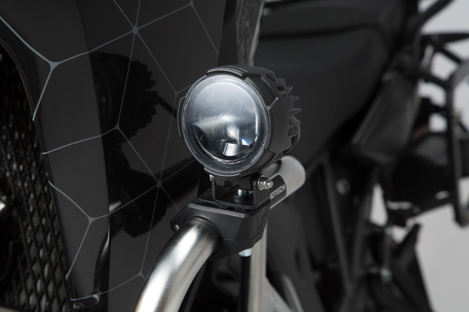 SW-Motech EVO miglas lukturu komplekts Universal - Melns. Ar avārijas stieņa skavām lukturiem. 1. attēls SW-Motech EVO miglas lukturu komplekts Universal - Melns. Ar avārijas stieņa skavām lukturiem. 1. attēls