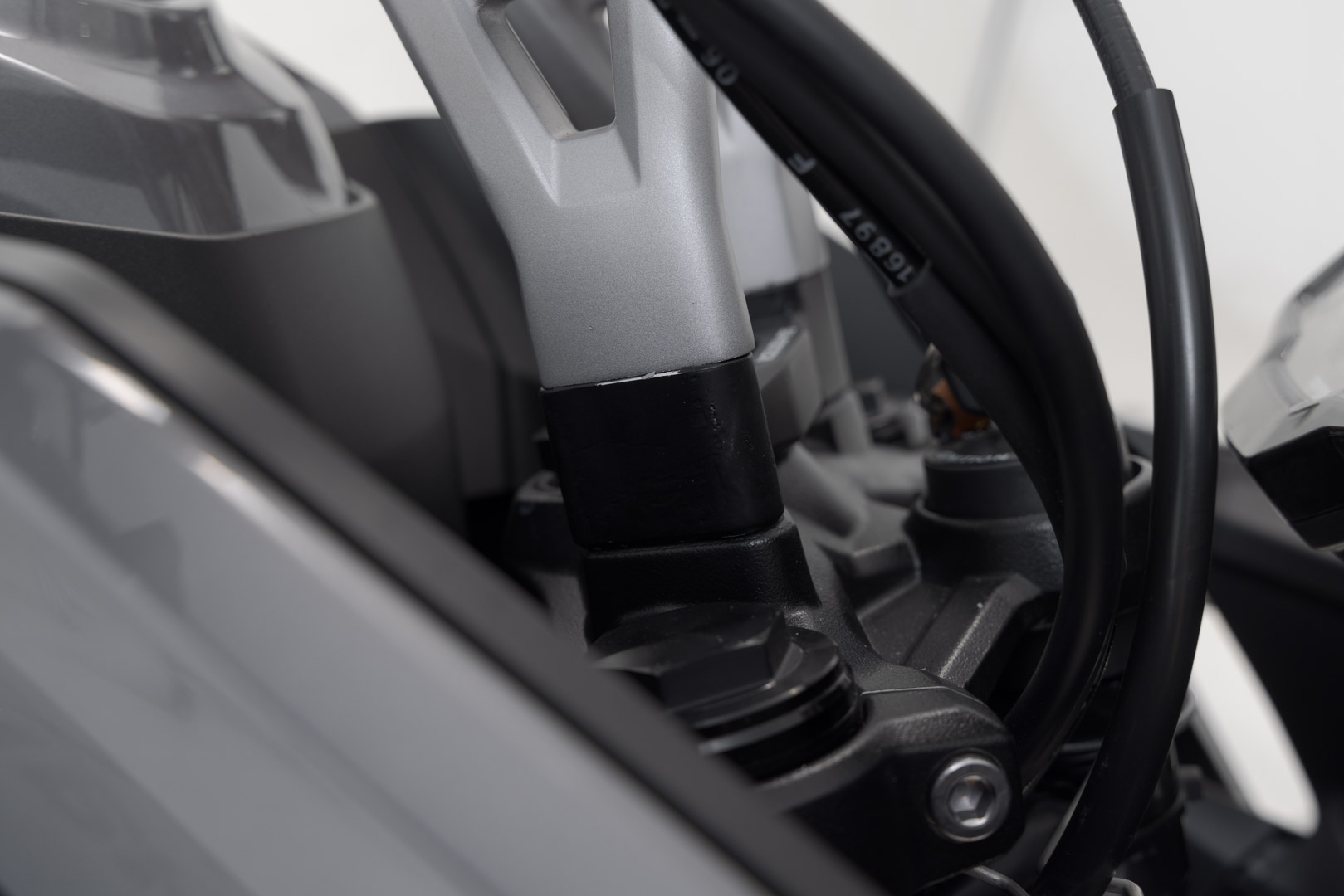 Ridicătorul barei SW-Motech - H=30 mm. Negru. Triumph Tiger Sport 660 / 800. Figura 1