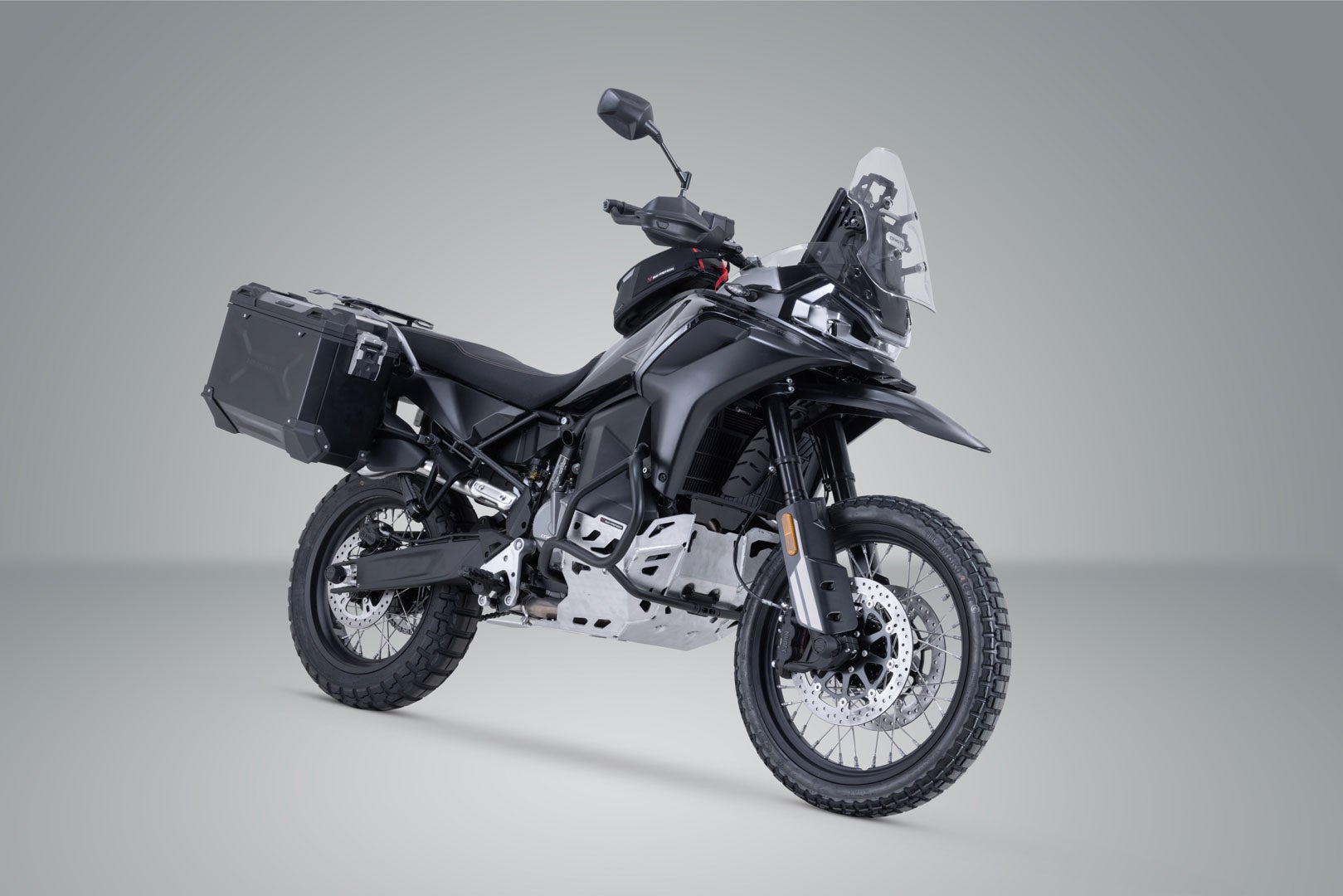 SW-Motech TRAX ADV alumīnija korpusa sistēma - melna. 45/37 l. CFMoto 800MT-X, 1000MT-X. 2. attēls