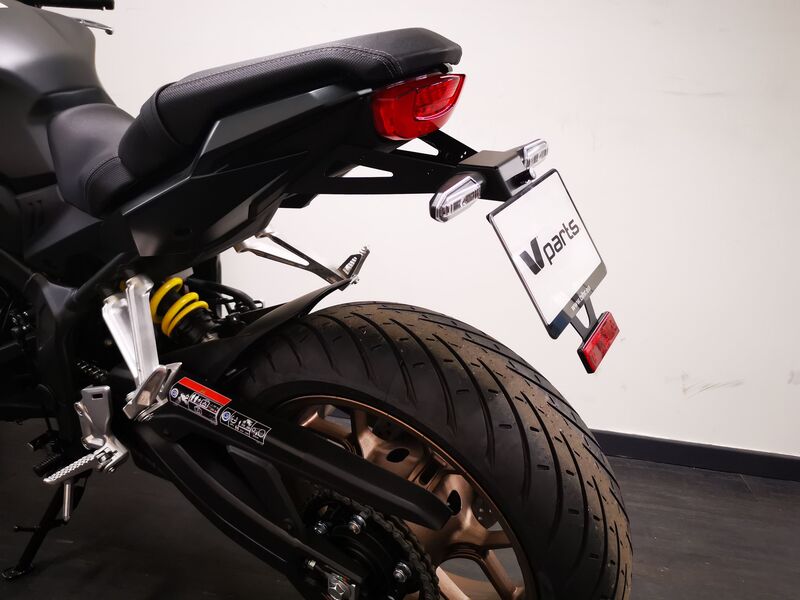 V-DELAR Svart platthållare - Honda CB650R Figur 5