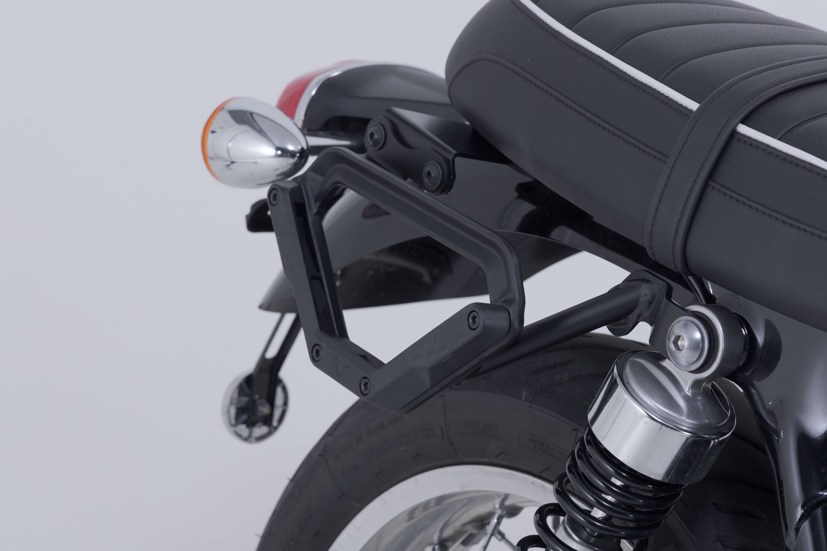 SW-Motech Legend Gear Side Bag system V-LOC - 16/16 l. Triumph Bonnev. T100 (16-)/ T120 (15-). Figur 4