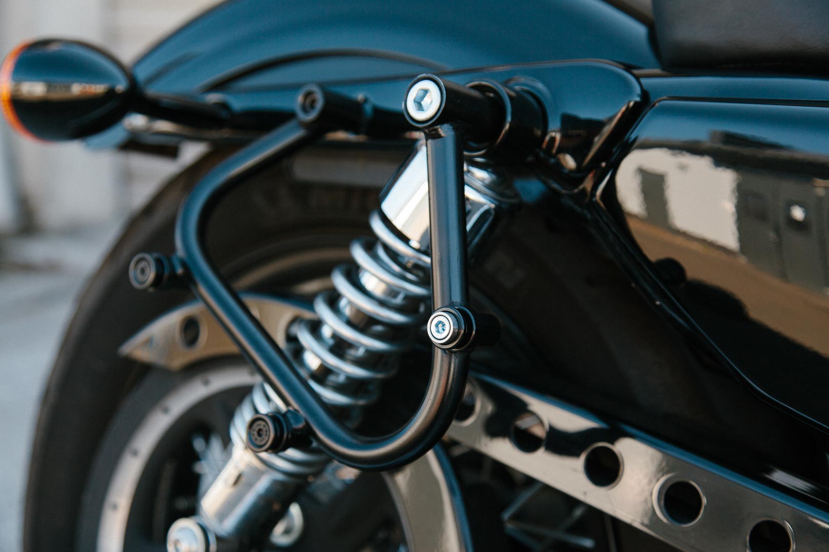 SW-Motech SLC portavion lateral stânga - modele Harley Sportster (04-). Figura 4