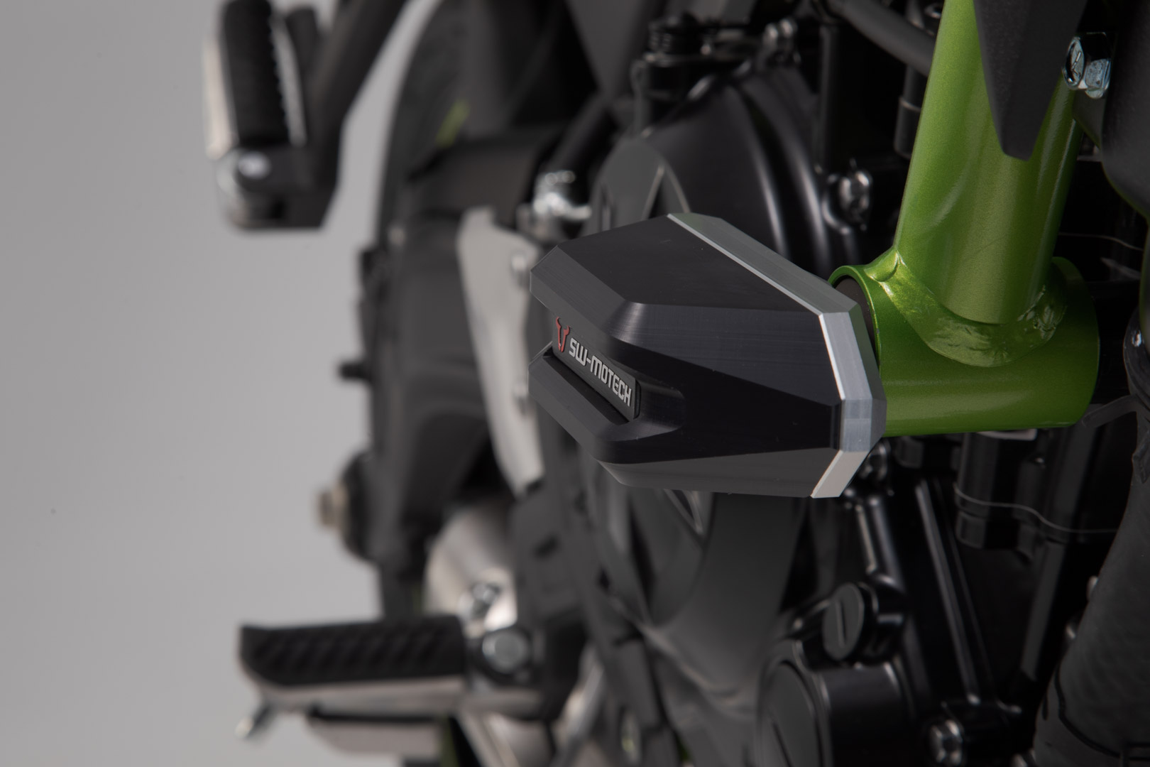 Kit SW-Motech Frame slider - Negru. Kawasaki Z650 (16-) / Z650RS (21-). Figura 5