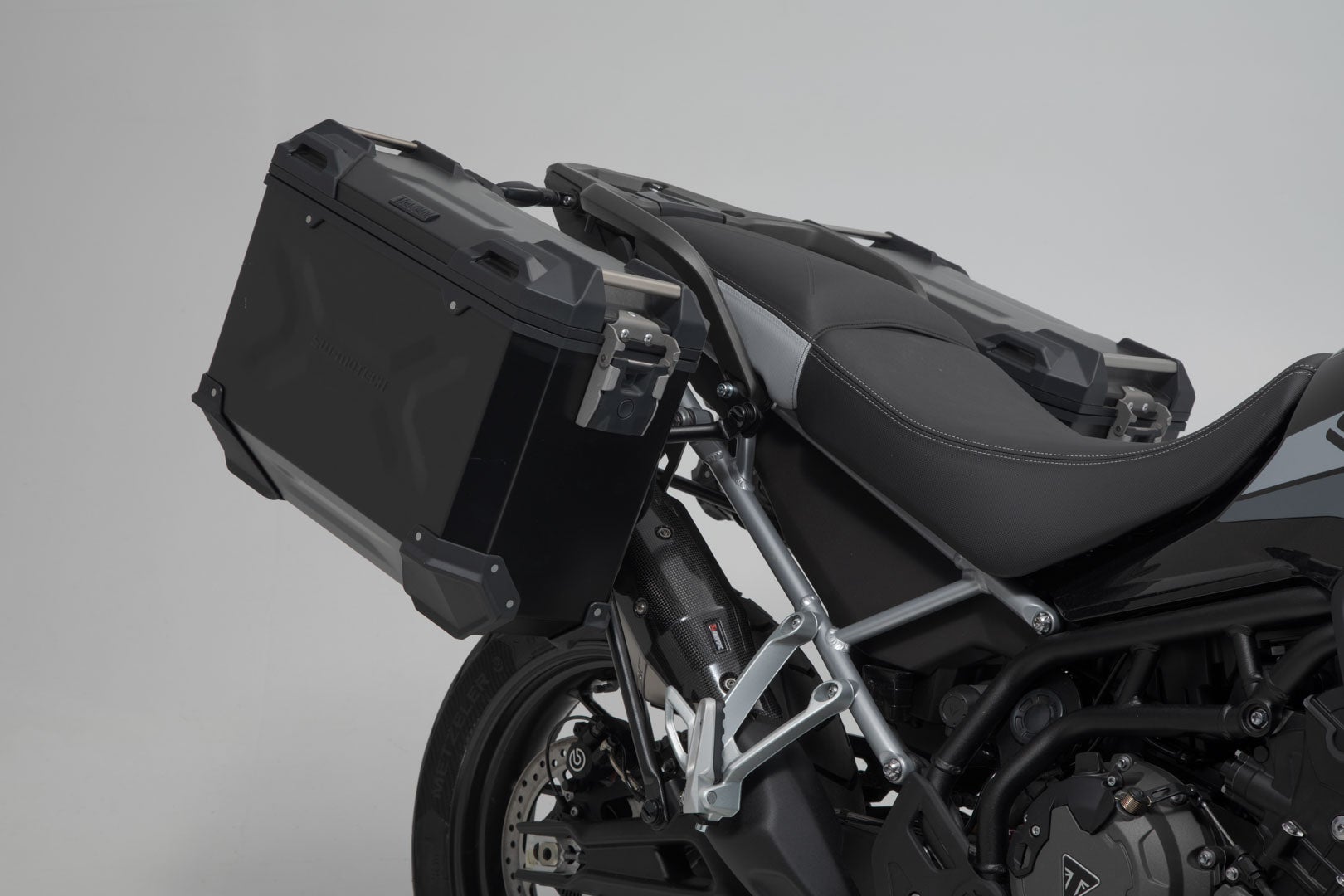 SW-Motech TRAX ADV aluminiumskassesystem + Akrapovic - Sort. 45/37 l. Triumf Tiger 900 (19-23). Figur 3