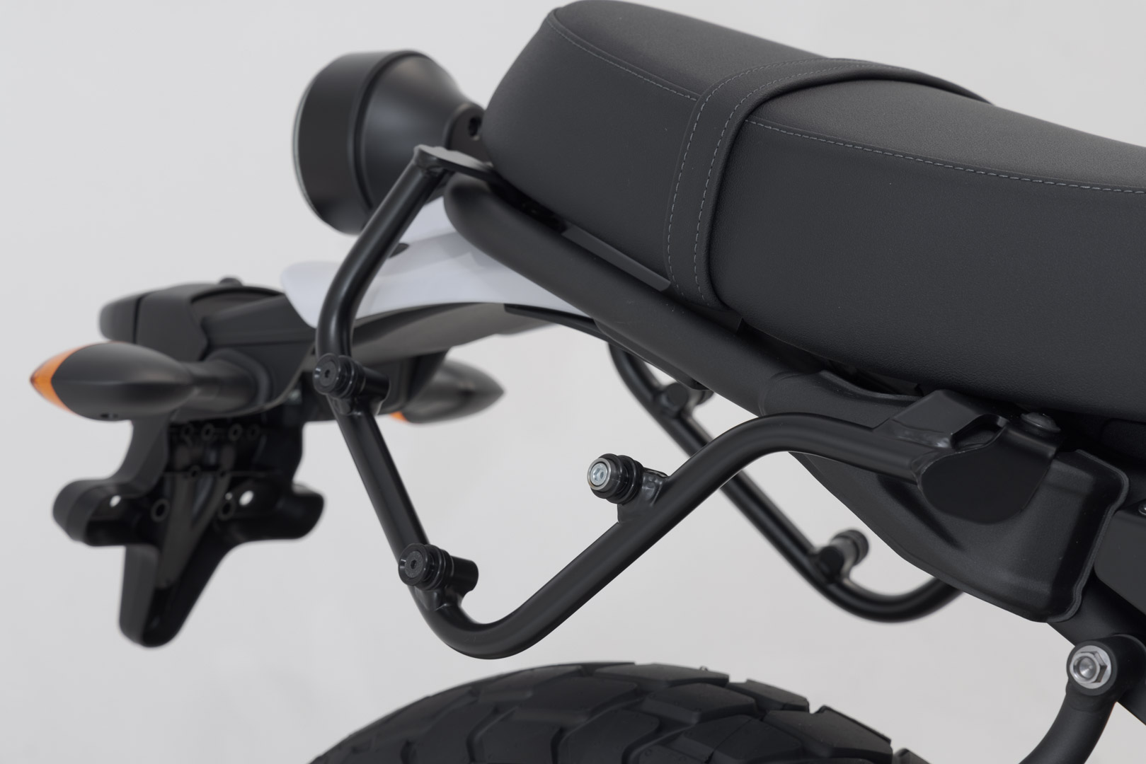 SW-Motech Legend Gear Side bag system LC Black Edition - Yamaha XSR700 (15-) / XSR700 XT (19-). Figura 4