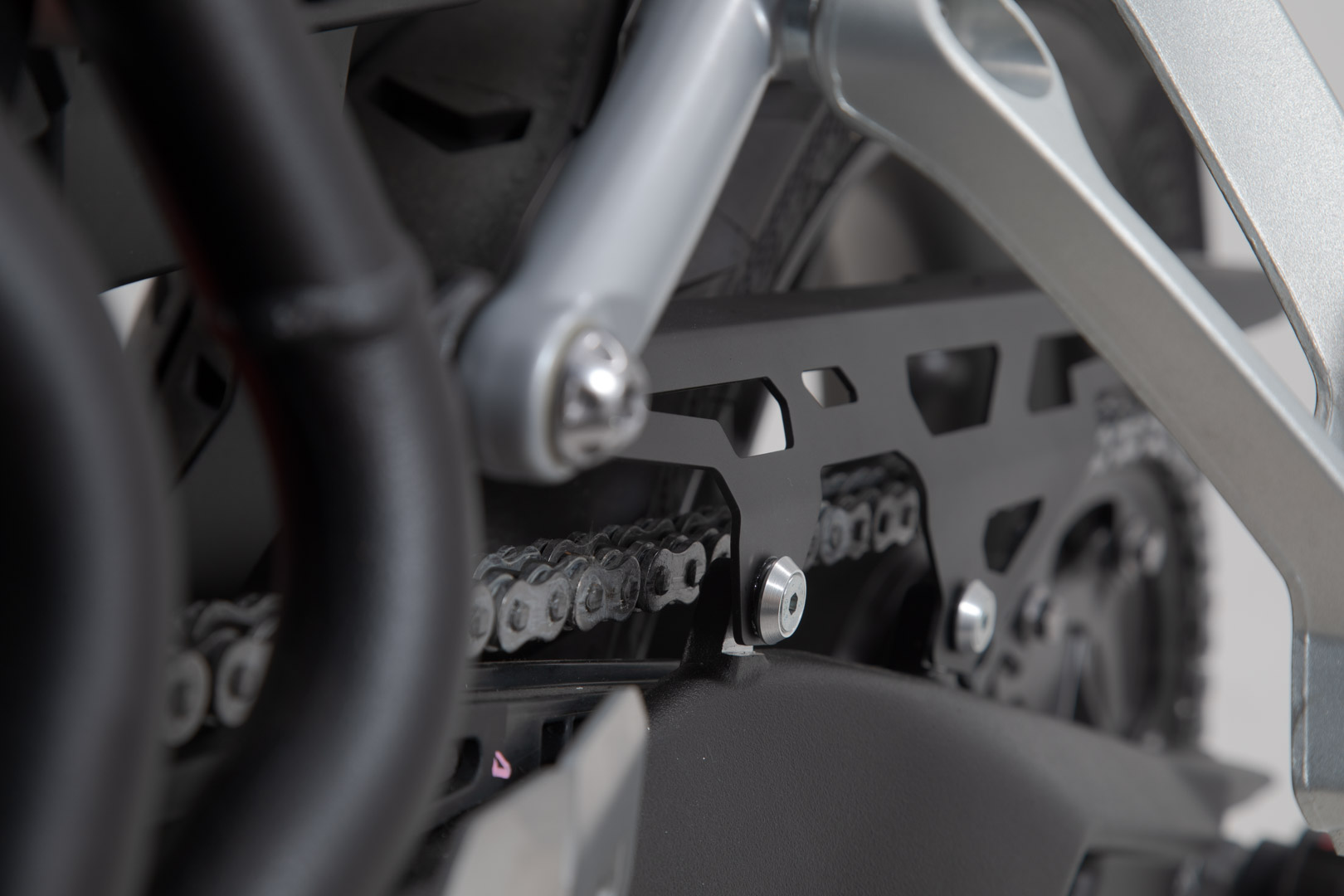 SW-Motech Chain guard - Negru. Triumph Tiger 900/ GT/ Rally/ Pro. Figura 4