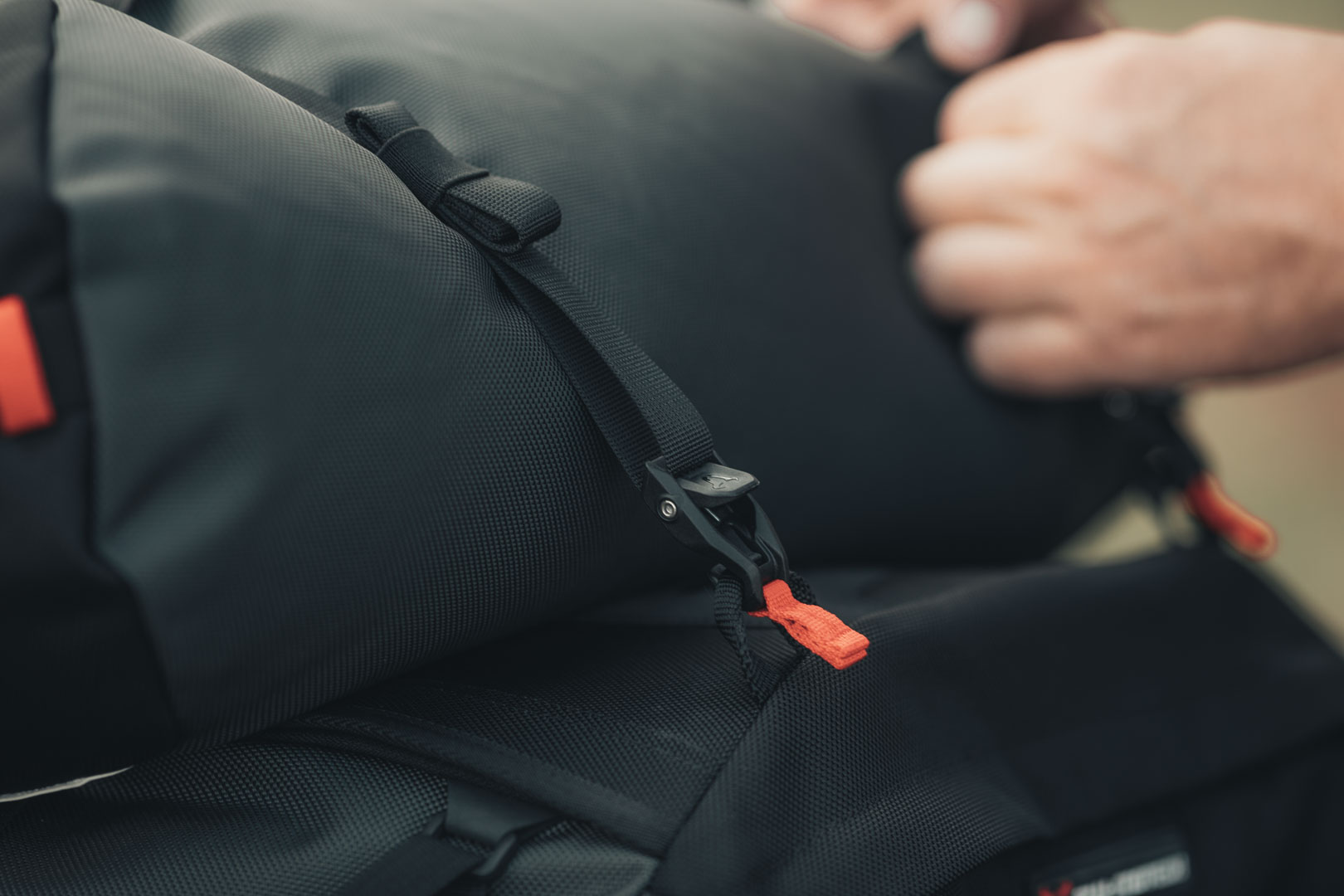 Sacul de coadă SW-Motech PRO Tentbag - 1680D Ballistic Nylon. Negru/Antracit. 18 l. Figura 5
