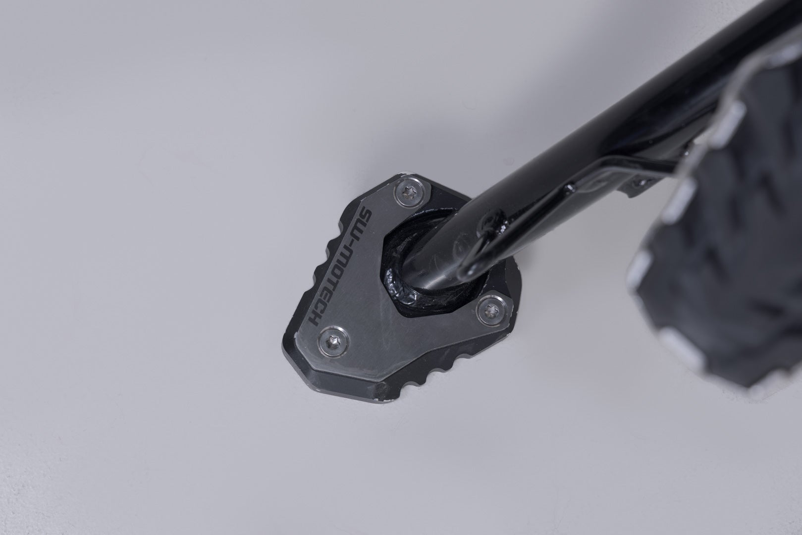 Side view of SW-Motech Extension for side stand foot - Black/Silver. Kawasaki KLE500 / KLE500 SE (26-).