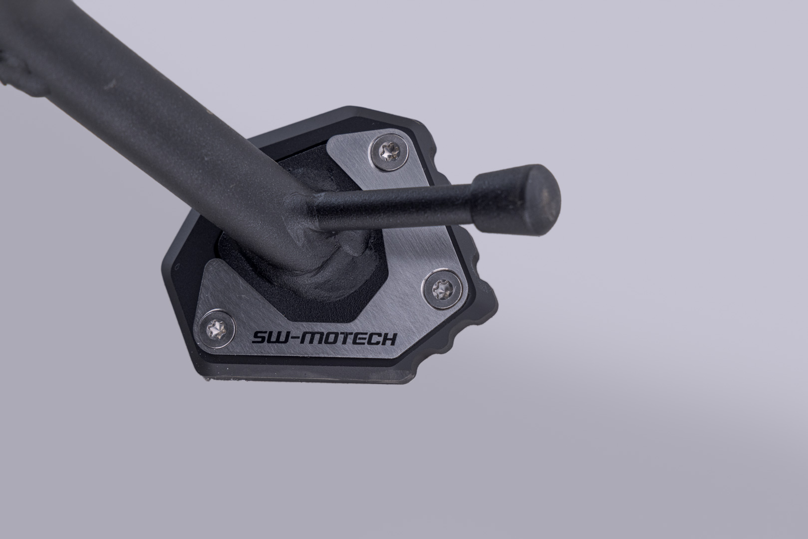 Extensie SW-Motech pentru piciorul lateral - Negru/argintiu. Traseul Benelli Leoncino 800 / 800. Figura 1