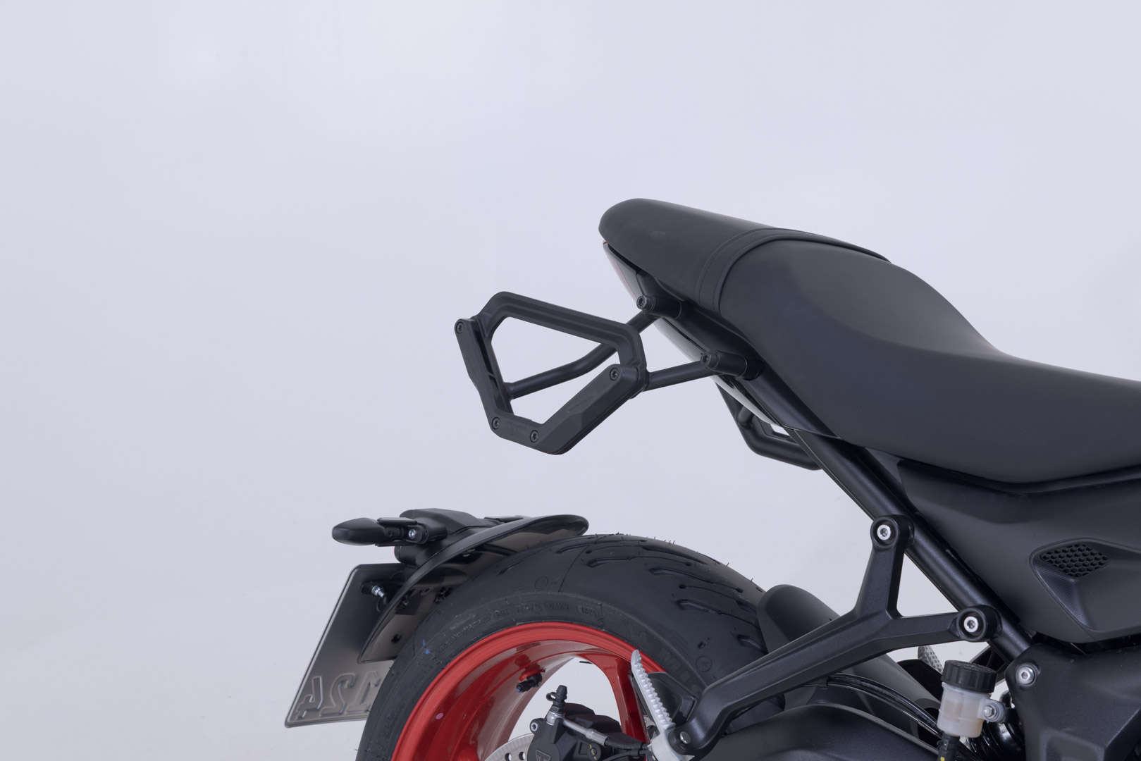 SW-Motech V-LOC Side Carrier höger – Triumph Trident 660 (21-25). Figur 3