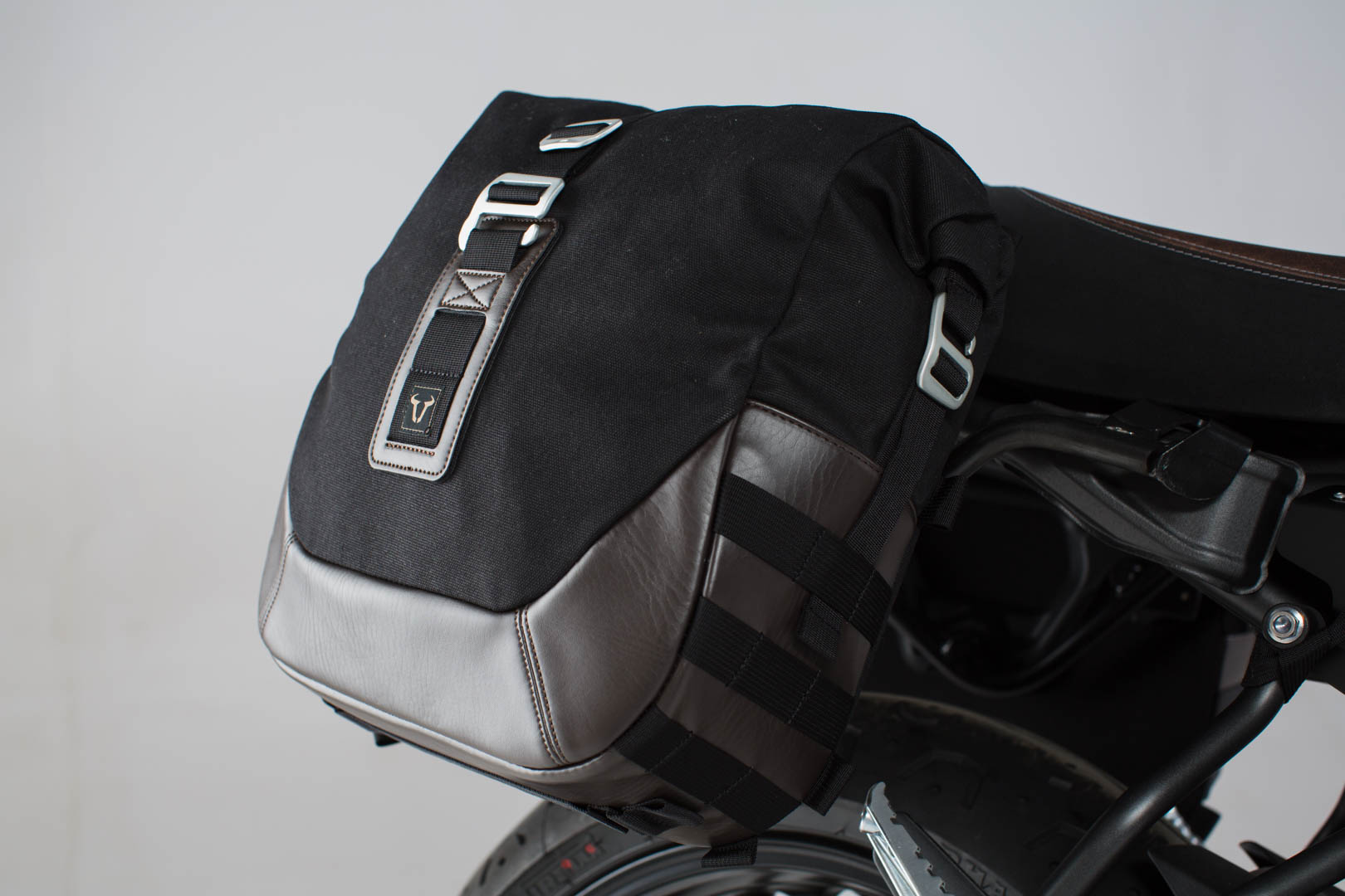SW-Motech Legend Gear Side bag system LC Black Edition - Yamaha XSR700 (15-) / XSR700 XT (19-). Figura 2