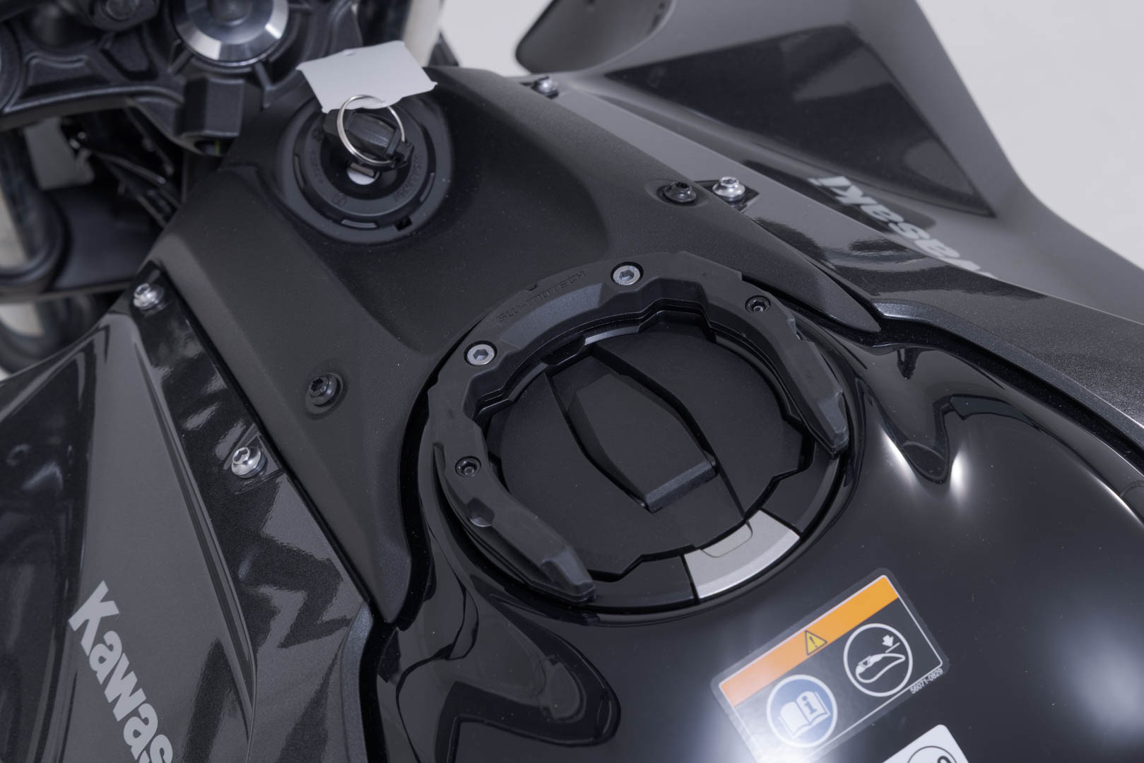 SW-Motech PRO tankring – svart. Kawasaki Z650 S (25-). Figur 2