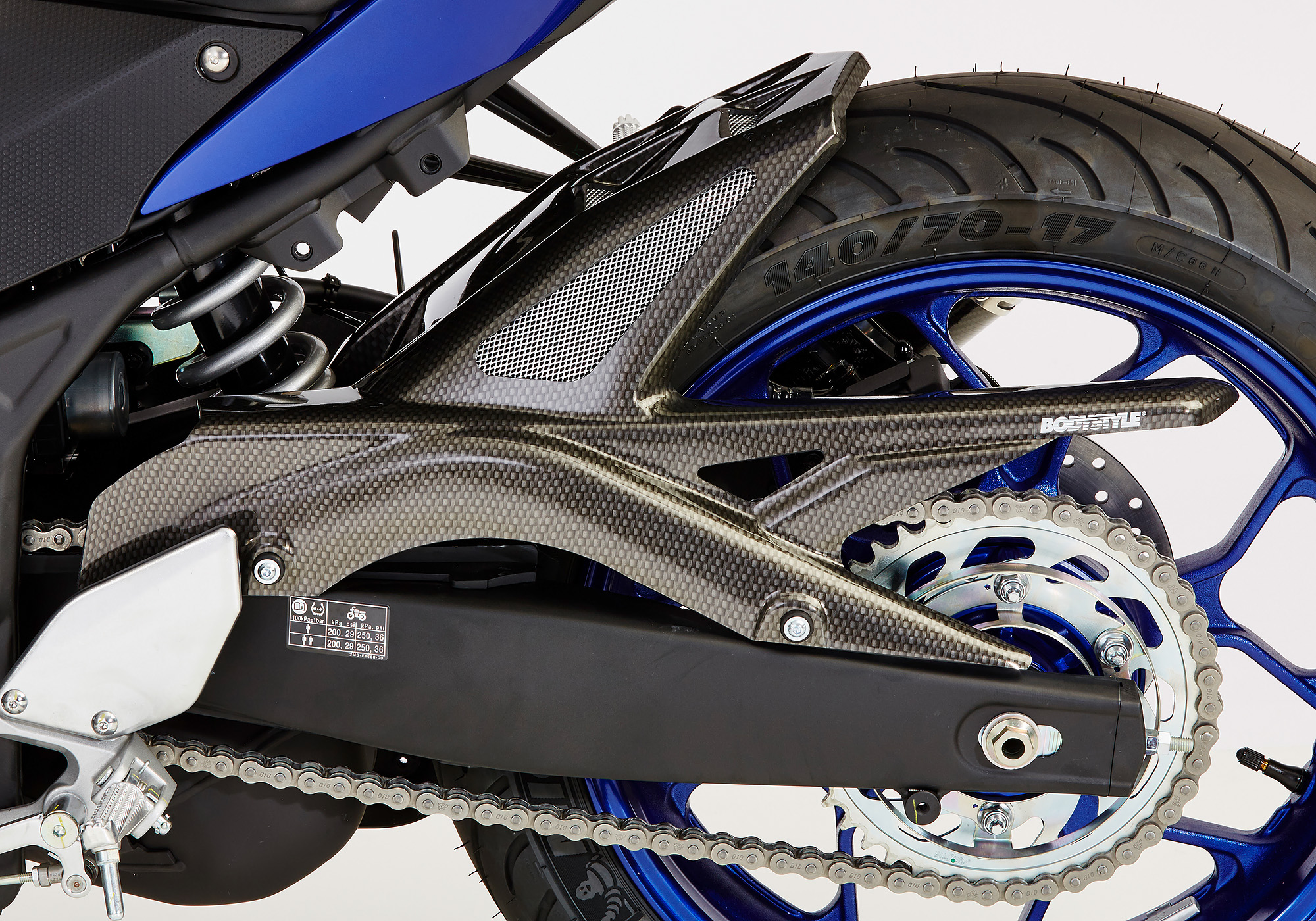 BODYSTYLE spate hugger ABS plastic aspect carbon Figura 1