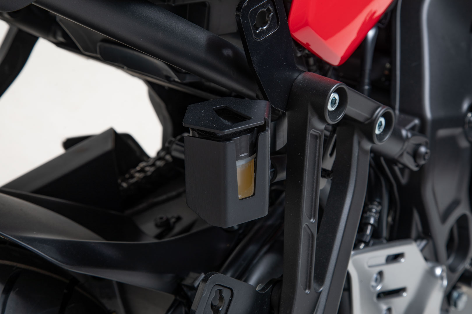 Protector de rezervor de lichid de frână SW-Motech - Negru. Yamaha Tracer 9 / GT (20-) / GT+ (22-). Figura 5