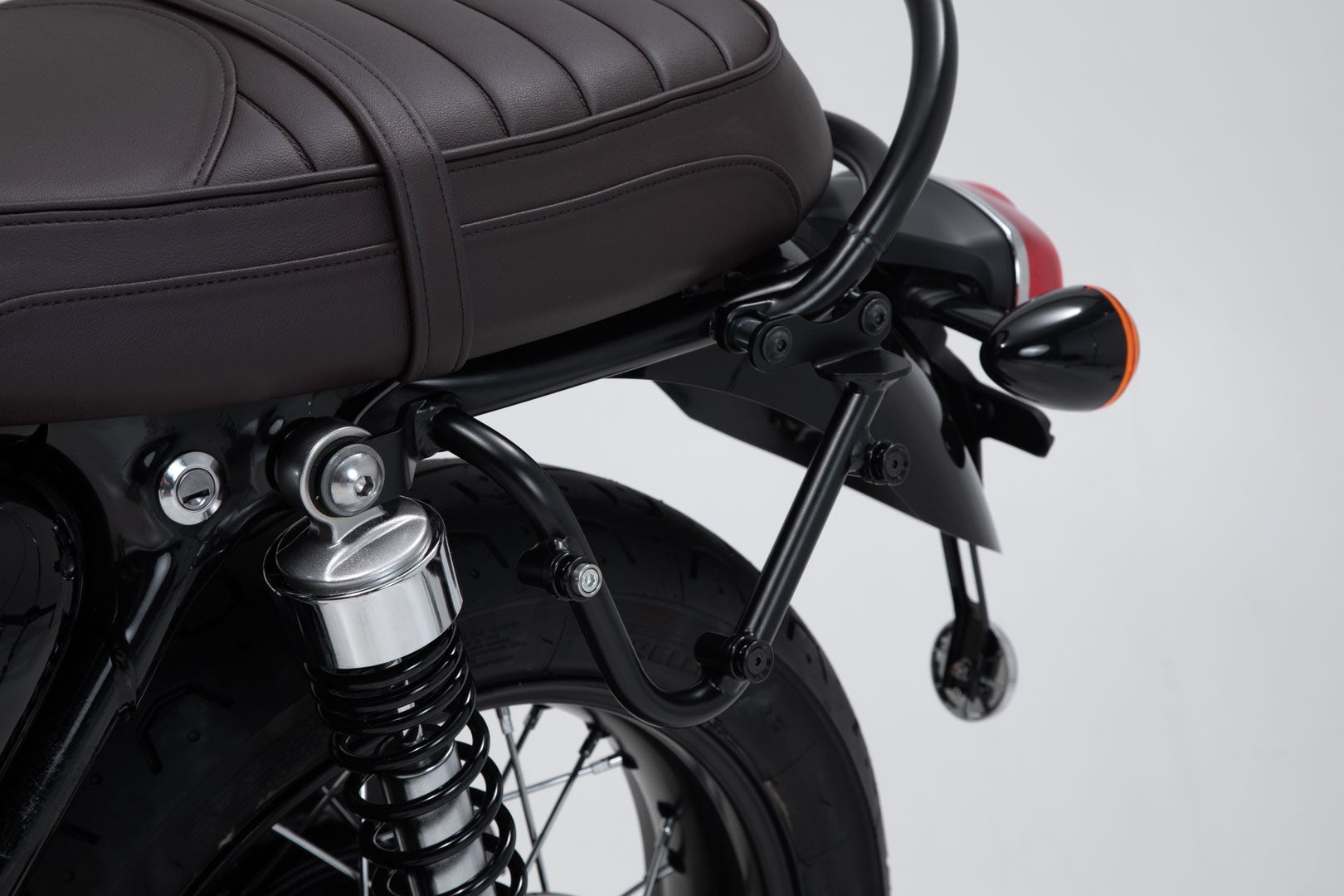 Transportadora lateral SW-Motech SLC esquerda - Triumph Bonneville T100 (16-) / T120 (15-). Figura 4
