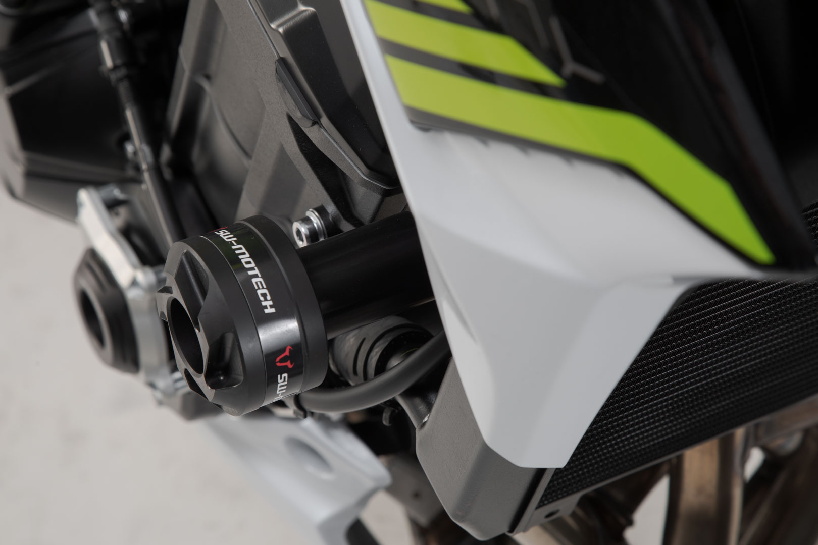 SW-Motech Frame skjutreglage kit - Svart. Kawasaki Z900 modeller (16-). Figur 5