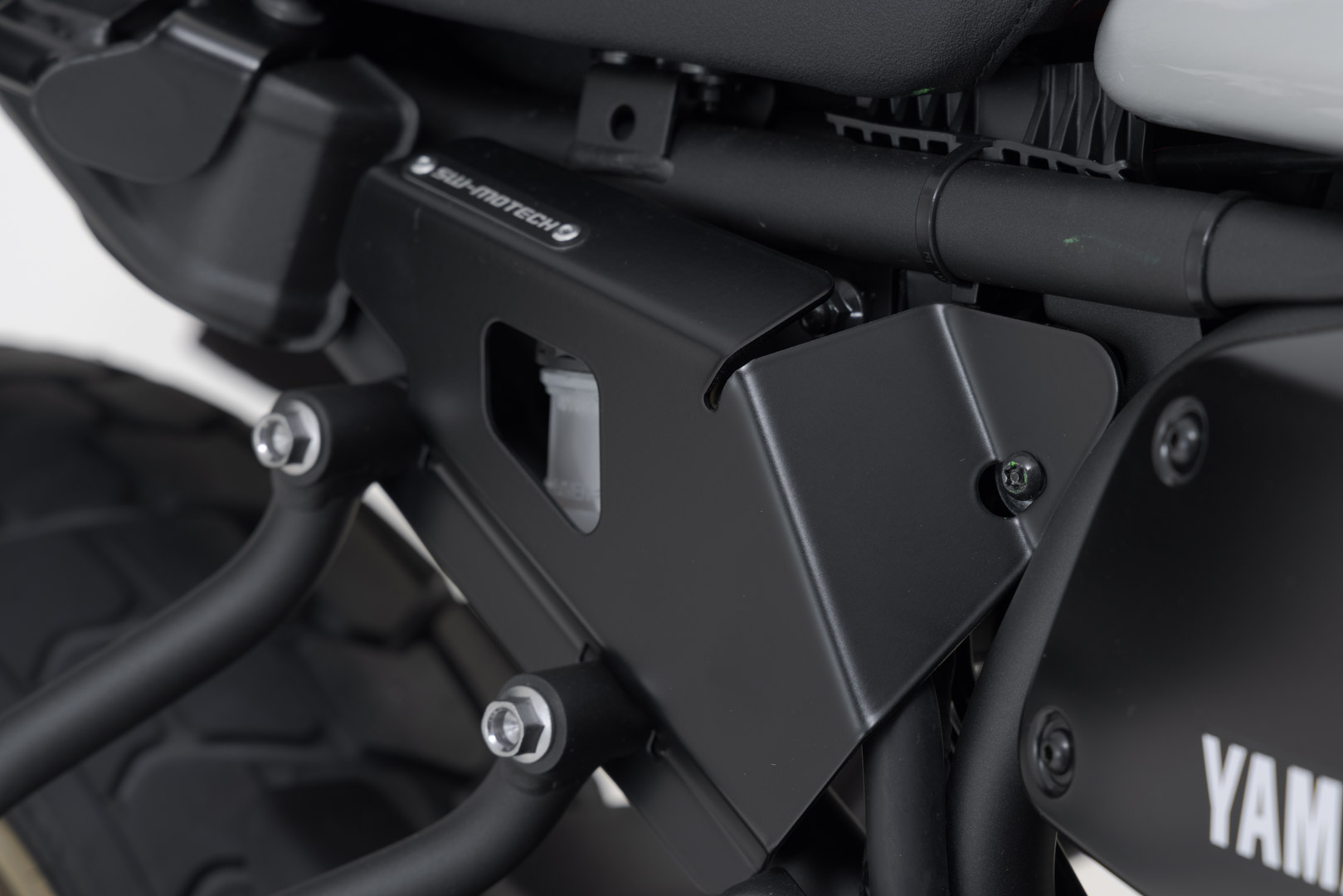 Set de protecție pentru rezervor de lichid de frână SW-Motech - Negru. Yamaha XSR700 (15-) / XT (19-) L+R. Figura 1