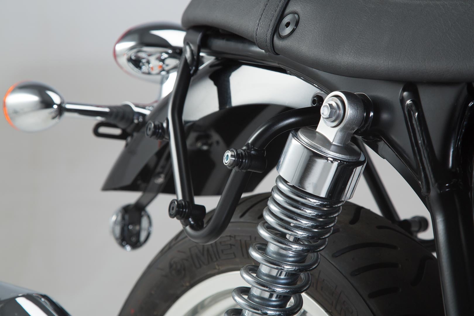 Side view of SW-Motech Legend Gear side bag system LC Black Edition - Triumph Thruxton 900 (04-15)/Bonneville SE(04-16).