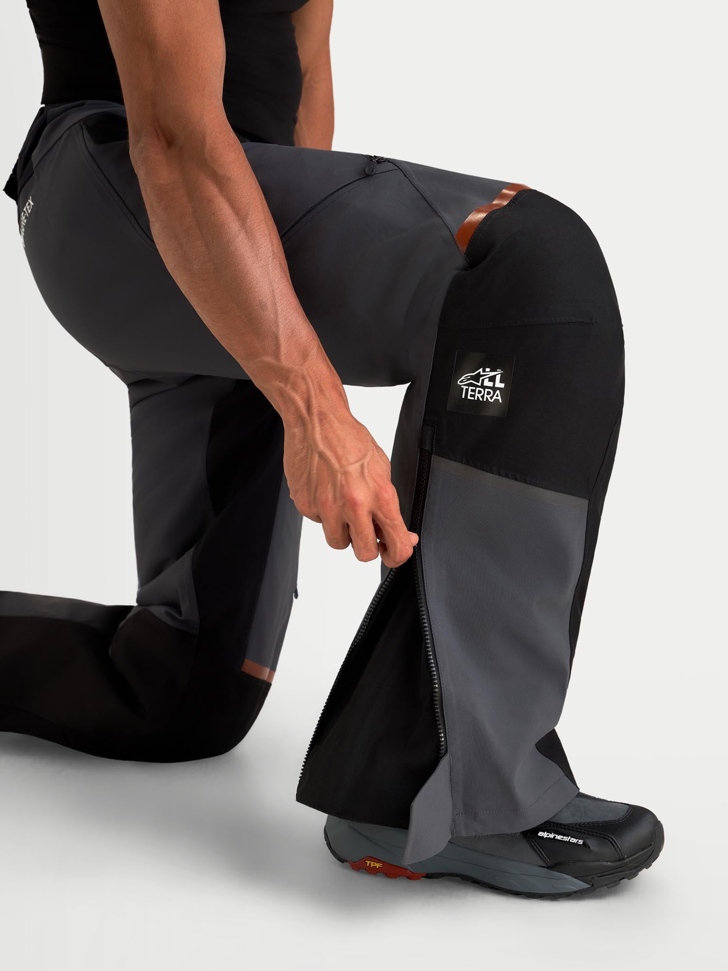 Alpinestars ST-7 V2 2L Gore-Tex Vodoodporne motoristične tekstilne hlače Siva/Črna XL Slika 12