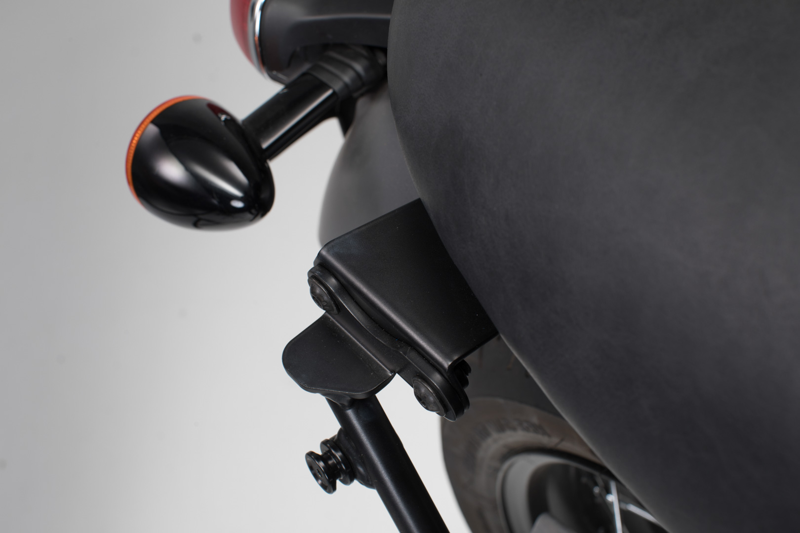 Adaptor SW-Motech pentru portavion lateral SLC dreapta - Pentru Bonneville T100/120 (15-) fără bară de prindere la trecere. Figura 1 Adaptor SW-Motech pentru portavion lateral SLC dreapta - Pentru Bonneville T100/120 (15-) fără bară de prindere la trecere. Figura 1