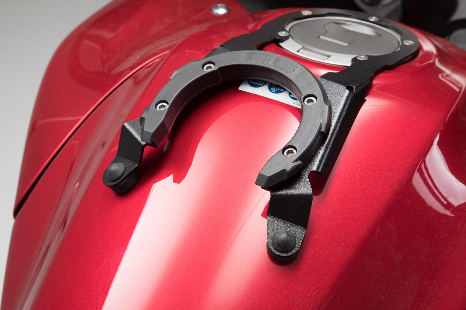 Inelul pentru rezervor SW-Motech EVO - Negru. Honda VFR 800 X Crossrunner (15-). Figura 1
